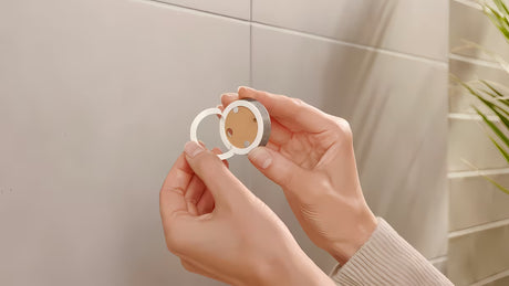 Matně černý držák toaletního papíru bez víka Tesa Moon Black s montáží tesa Power.Kit bez vrtání