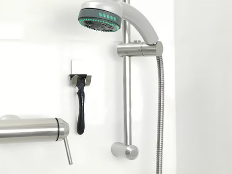 Tesa Powerstrips voděodolný nerezový dvojháček pro zavěšení holicího strojku bez vrtání.