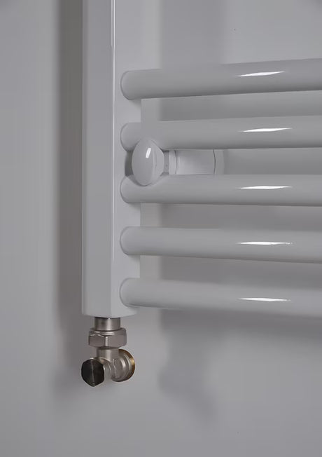 Bílý kombinovaný trubkový radiátor Thermal Trend KDO 45x98 cm do koupelny.