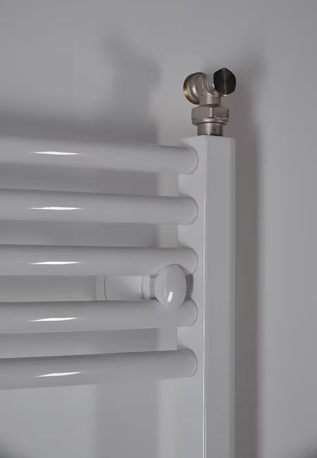 Bílý kombinovaný trubkový radiátor Thermal Trend KDO 132x75 cm pro koupelnu nebo chodbu.