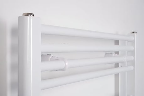 Bílý elektrický trubkový radiátor Thermal Trend KE 600x1320 mm s rovnými horizontálními trubkami.