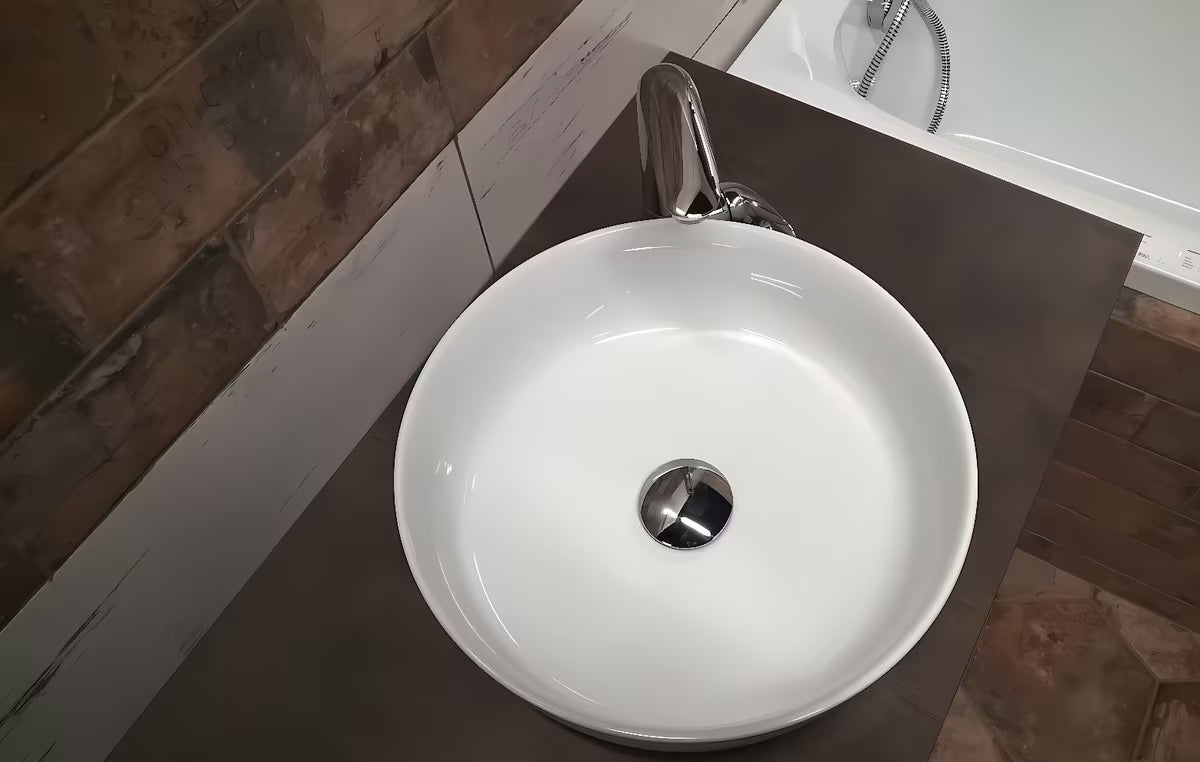 Bílé umyvadlo na desku SIKO Triomini Slim z tenké keramiky 38,5x38,5 cm bez přepadu