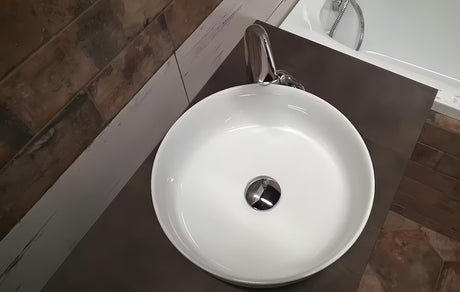Bílé umyvadlo na desku SIKO Triomini Slim z tenké keramiky 38,5x38,5 cm bez přepadu