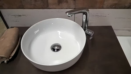 Bílé umyvadlo na desku SIKO Triomini Slim z tenké keramiky 38,5x38,5 cm bez přepadu