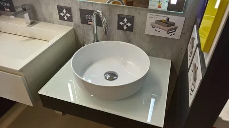 Bílé umyvadlo na desku SIKO Triomini Slim z tenké keramiky 38,5x38,5 cm bez přepadu