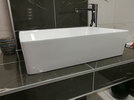 Bílé hranaté umyvadlo na desku Triomini Slim z tenké keramiky, 55 x 39 cm