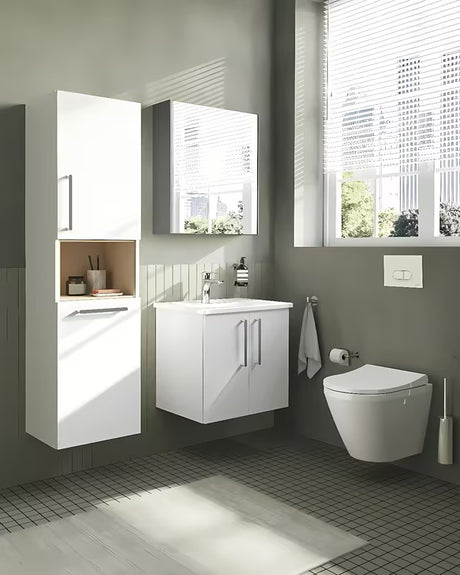 Bílé WC sedátko Vitra Integra se slim designem a funkcí SoftClose