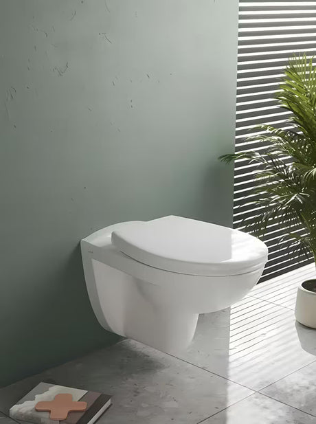 Bílé WC sedátko Vitra Normus s technologií SoftClose, EasyLock a kovovými panty se skrytým uchycením.