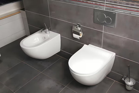 Bílé závěsné WC VitrA Shift bez splachovacího okruhu se skrytým uchycením a oblým tvarem.