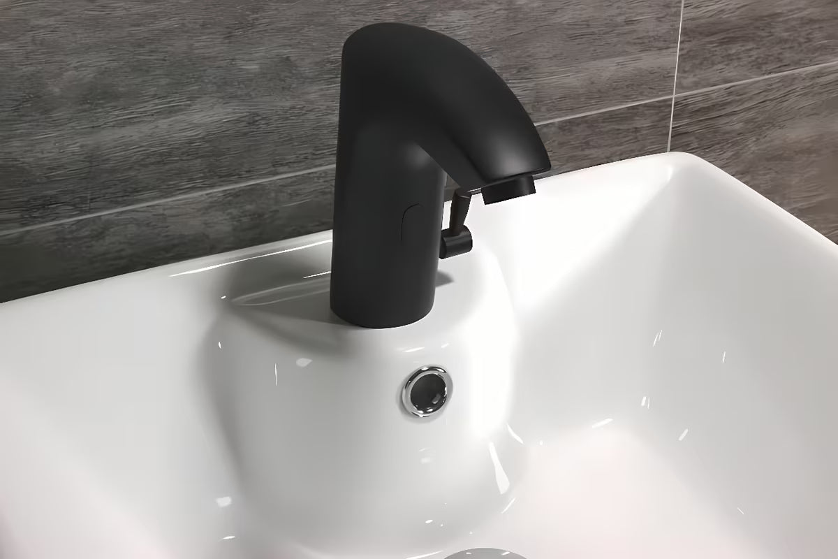 Černá bezdotyková umyvadlová baterie Weltservis Donner AutoFlow 02 s infračerveným čidlem a pákou pro nastavení teploty.