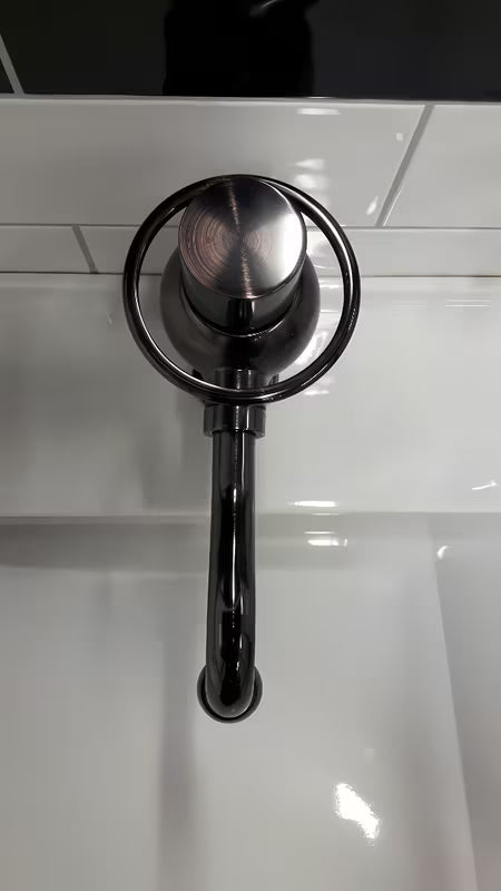Páková stojánková umyvadlová baterie WF Industrial Dark-Metal bez výpusti v povrchu olejem gumovaný bronz.