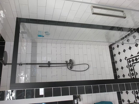 Sprchový systém WF Industrial v povrchové úpravě olejem gumovaný bronz s hlavovou sprchou 20 cm